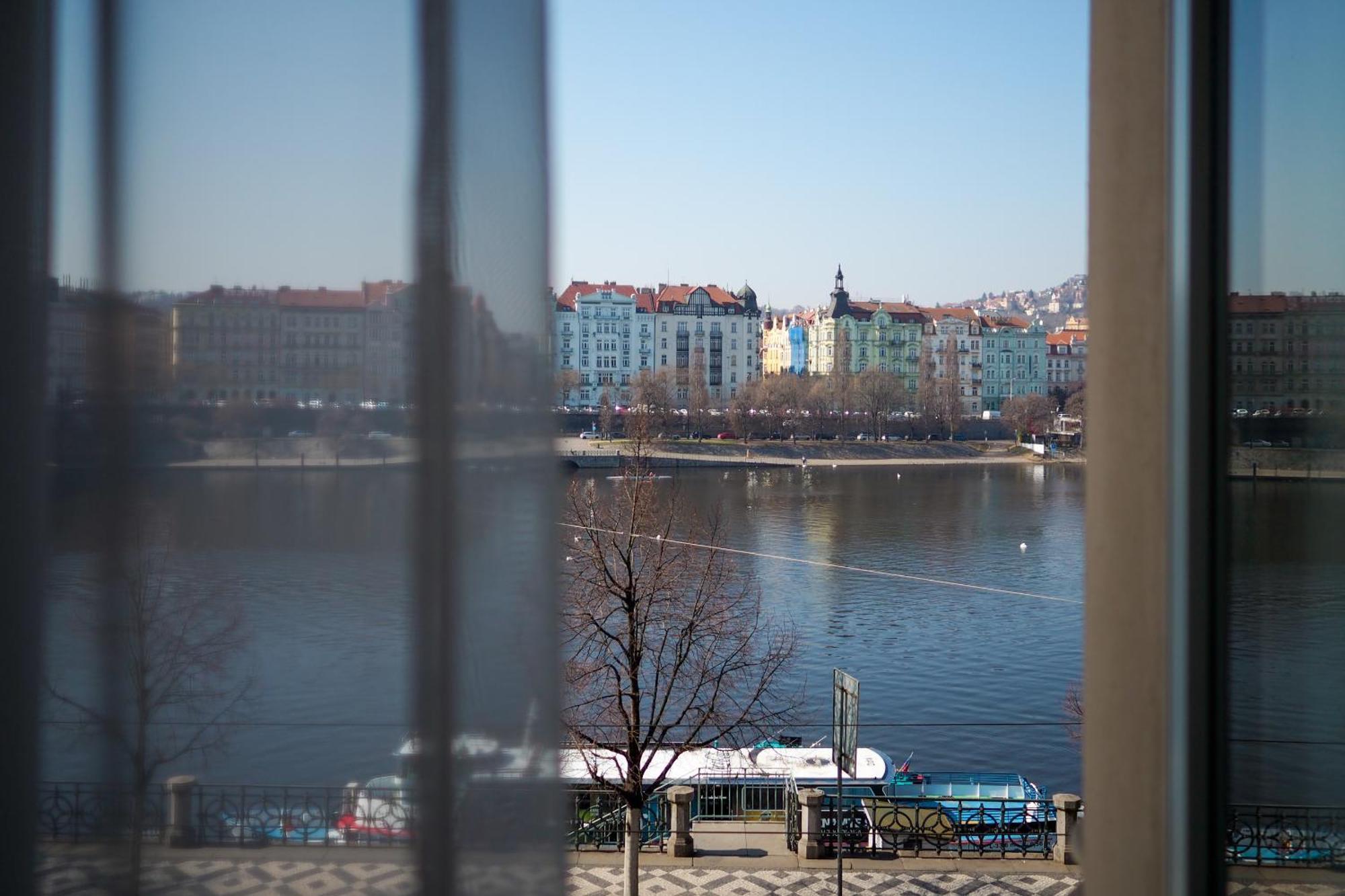 Rasinovo Nabrezi - Riverside Residence Praag Buitenkant foto