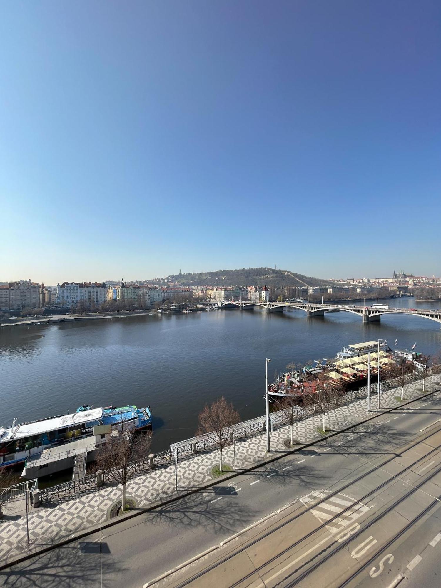 Rasinovo Nabrezi - Riverside Residence Praag Buitenkant foto